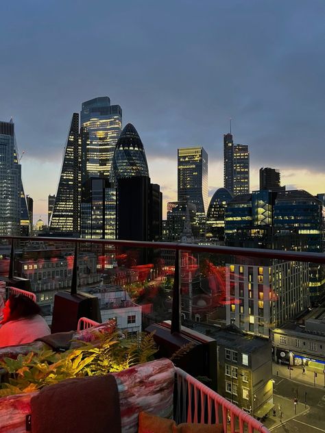 Rooftop Bars London, London Rooftop Aesthetic, Night Time In London, London Aesthetic Night Friends, Living In London Aesthetic Night, Night Life London, London Clubbing Aesthetic, London Work Aesthetic, London Nightlife Aesthetic