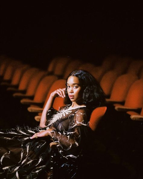 Theatre Aesthetic Photoshoot, Theatre Portrait Photography, Celebrity Photoshoot Ideas, Vintage Theater Photoshoot, Movie Theater Photography, Movie Theater Photo Shoot, Theatre Photoshoot Ideas, Vintage Movie Theater Photoshoot, Photoshoot In Theatre