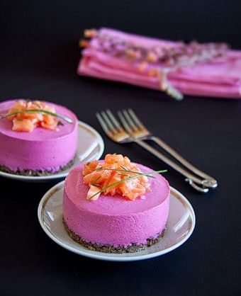 Savory Cheesecake, Beetroot Recipes, Won Ton, Food Presentation, Food Plating, Finger Food, Goat Cheese, Forks, Gourmet Recipes