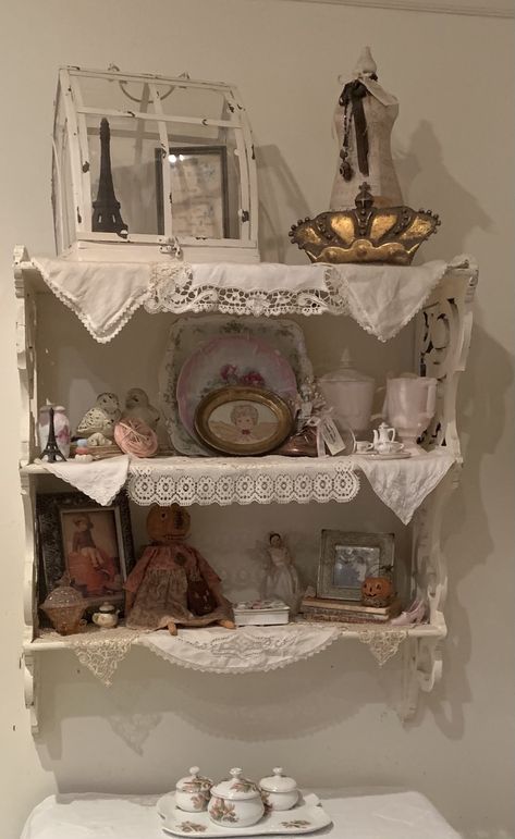 Shelf Inspo Coquette, Vintage Shelf Decor Display Ideas, Reading Area Aesthetic, Coquette Storage, Coquette Shelves, Coquette Shelf, Antique Room Aesthetic, Wooden Shelf Decor, Vintage Decorating Ideas