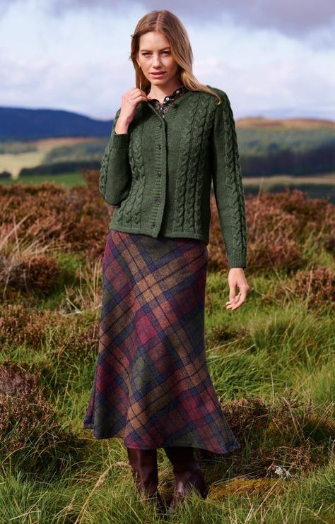 Ladies Tweed Bias Skirt British Style Outfits, Modest Winter Fashion, Country Skirt, Campus Fashion, Skirt And Sweater, Winter Skirts, Bias Skirt, Countryside Style, Skirts Summer