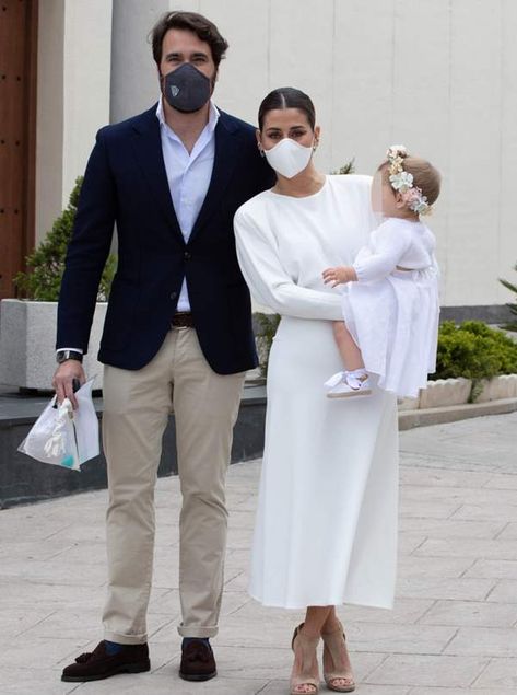 Elena Tablada y Javier Ungría no han dejado pasar más tiempo. La pareja ha aprovechado el primer cumpleaños de su hija Camila para celebrar de una manera muy íntima el bautizo de la pequeña. La feliz mamá llegaba a la iglesia junto a su marido y con la protagonista en brazos, quien lucía una preciosa corona de flores y vestido blanco a juego con la empresaria. Aunque las restricciones sanitarias han impedido una celebración por todo lo alto, Elena Tablada ha estado acompañado de su familia y de