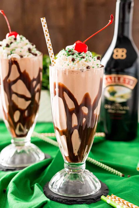 Baileys Milkshake, Baileys Dessert, Baileys Irish Cream Recipes, Flavored Liquor, Milkshake Recipe Chocolate, Family Favorite Recipes, Baileys Recipes, Easy Drink Recipes, Chocolate Milkshake