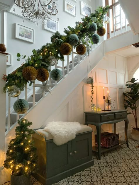 Christmas Hallway, Christmas Stairs Decorations, Christmas Staircase Decor, Stairs Renovation, Christmas Stairs, Beautiful Christmas Scenes, Christmas Staircase, Staircase Decor, Christmas Decor Inspiration