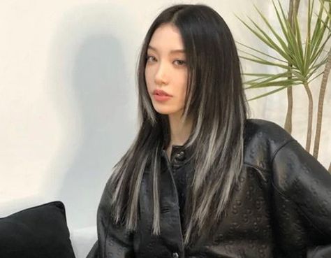 Asian Dyed Hair Ideas, Asian Hair Inspo, Black Hair With Blonde Highlights, Bangs Style, Pretty Hair Cuts, Hair Style Korea, Hair Tint, Hair Streaks, Highlights Hair