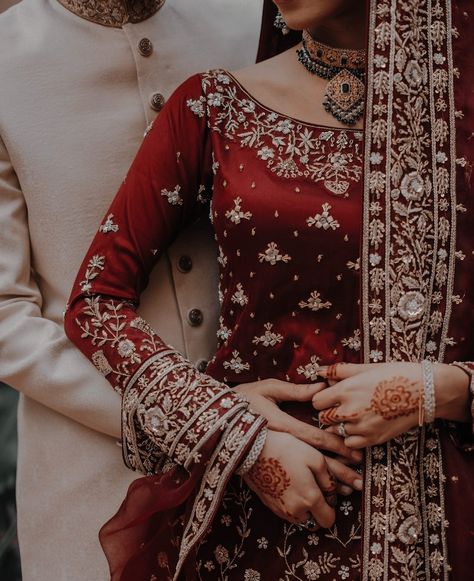 Barat Couple Poses, Barat Photoshoot Poses, Desi Wedding Photoshoot, Indian Couple Photoshoot, Baraat Photography, Henna Crown, Crown Tattoos For Women, Elegant Henna, Muslim Wedding Photos