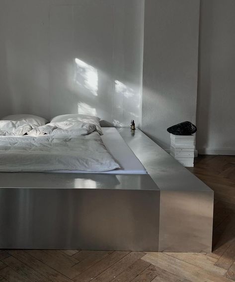 a.belle chambre @lejoern 🐾 2000s Minimalism, Brutalist Interior Design, Brutalist Interior, Modernism Art, Bed Aesthetic, Apartment Vibes, Home Architecture, Flat Interior, Designer Studio