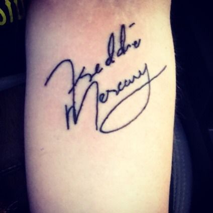 FREDDIE MERCURY AUTOGRAPH TATTOO Freddie Mercury Tattoo, Princes Of The Universe, Freddy Mercury, Ring Tattoos, Damiano David, Band Tattoo, Freddie Mercury, Tattoo Images, Future Tattoos