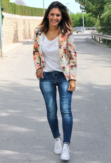 Bring Your Wardrobe Into Full Bloom With These Spring-Ready Floral Blazers Floral Blazer Outfit, Converse Outfits, Blazer Outfits For Women, Real Fashion, Blazer Outfit, Cute Spring Outfits, Outfits With Converse, Outfit Jeans, Floral Blazer