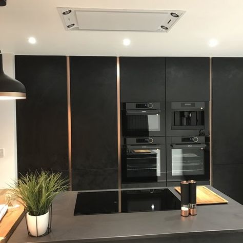 Black Kitchen Copper Accents, Dark Modern Kitchen, Black And Copper Kitchen, Modern Kitchen Extensions, Kitchen Copper, Matte Black Kitchen, Copper Interior, Dark Grey Kitchen, Handleless Kitchen