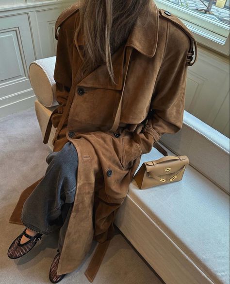 Suede Trench Coat, Paris Mode, Italy Outfits, Paris Outfits, Elegante Casual, Suede Coat, Looks Street Style, Coat Outfits, Rainy Day Outfit