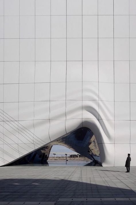 A rift, a portal, an illusion? 🪄 It looks like all three, but this fluid architecture actually marks the entrance to the world’s largest club: Chroma, in Paradise City, South Korea. The complex – also known as “The Imprint” – promises visitors a truly transcendent experience. Entrance Portal Architecture, Focal Point Architecture, Void Entrance, Oscar Neymar Architecture, Form Follows Function Architecture, Curved Facade Architecture, Undulating Architecture, Fluid Interior Design, Illusion Architecture