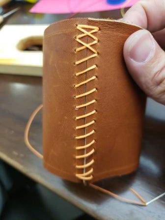 Leather Coffee Sleeve, Leather Purse Pattern, Diy Leather Working, Leather Accessories Handmade, Coffee Cup Sleeves, Leather Scrap, Diy Leather Projects, Leather Craft Projects, Cup Sleeve