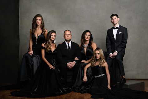 Black Tie Family Photo Shoot, Classy Family Photoshoot, Elegant Family Photoshoot Classy, Elegant Christmas Photoshoot Family, Adult Family Photoshoot, Glam Family Photos, Family Photos With Adult Children, Glam Family Photoshoot, Large Family Photo Shoot Ideas