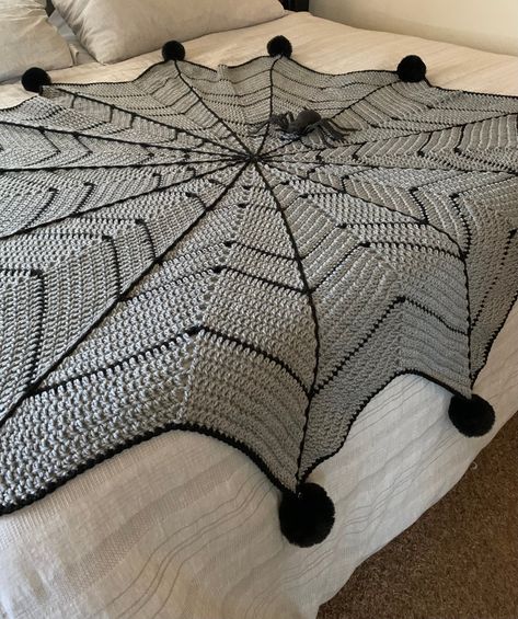 Crochet Spiderweb Blanket, Spiderweb Blanket Crochet Pattern Free, Goth Crochet Decor, Crochet Patterns Witchy, Gothic Crochet Blanket, Goth Crochet Projects, Goth Crochet Blanket, Gothic Crochet Ideas, Goth Crochet Ideas