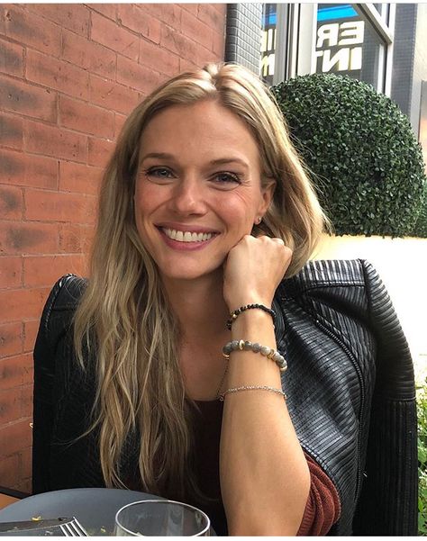 #tracyspiridakos #chicagopd Hailey Upton, Celebrity Woman, Chicago Crossover, Chicago Pd Cast, Characters Female, One Chicago, Tracy Spiridakos, Gangster Films, Stilettos Heels