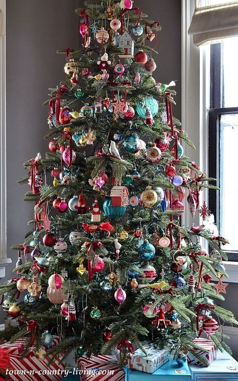 The Most Favorite and Popular Things from Christmas Past German Christmas Decor, Creative Christmas Tree Ideas, Unique Christmas Tree Ideas, German Christmas Tree, Favorite Christmas Recipes, Popular Things, Lights For Christmas, Nostalgic Christmas, Ideas Navidad