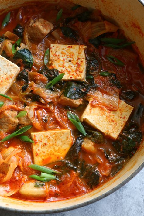 Kimchi Soup Recipe, Korean Soup Recipes, Korean Comfort Food, Korean Stew, Baked Tomato Recipes, Kimchi Soup, Kimchi Jjigae, Spicy Kimchi, Korean Soup