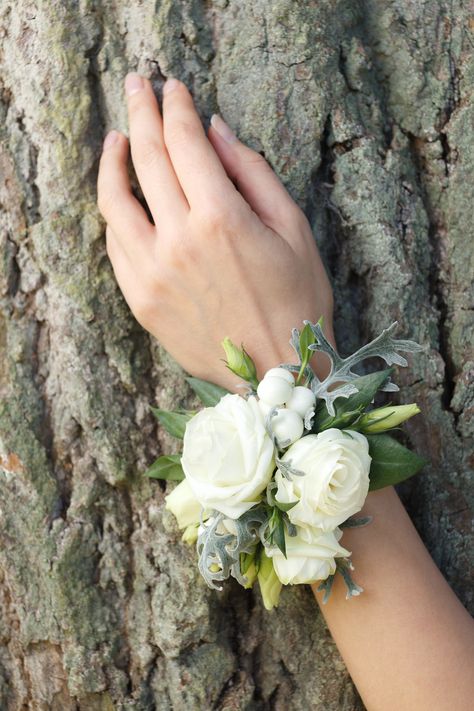 Prom Flowers Corsage, White Corsage, Wrist Corsage Wedding, Prom Corsage And Boutonniere, Wrist Corsage Prom, Bridesmaid Corsage, Petal Confetti, Corsage And Boutonniere, Corsage Prom