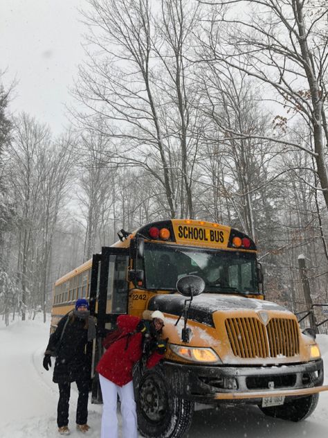 Canada Student Life Aesthetic, Canada Student Life, Canada Snow Aesthetic, Student Life In Canada, Canadian High School Aesthetic, Canada High School Aesthetic, American Exchange Student, Student Exchange Aesthetic, Canada Vibes Aesthetic