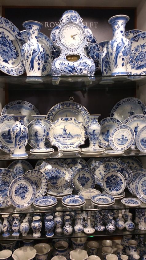 Blue And White Dining Room, Hans Brinker, Delft Porcelain, Chinoiserie Patterns, China Crockery, Blue And White Dinnerware, Hutch Display, Dutch Ceramic, Blue Willow China