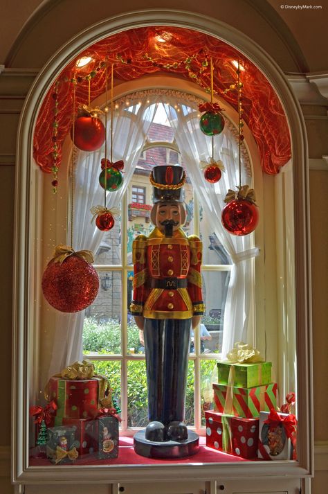 Window display Picture Display Ideas, Diy Christmas Window, Nutcracker Christmas Tree, Nutcracker Decor, Nutcracker Christmas Decorations, Christmas Window Display, Christmas Picture, Christmas Window, Christmas Display