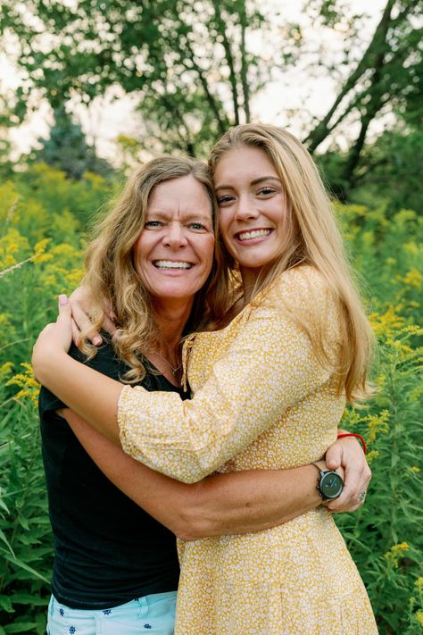 Mom and daughter posing for a portrait during senior photos Mom And Senior Daughter Photo Ideas, Mom And Daughter Senior Pictures, Senior Picture Ideas With Mom, Senior Picture Ideas With Family, Family Senior Pictures, Mother Daughter Senior Pictures, Senior Photos With Parents, Senior Pictures With Mom, Senior Pictures With Parents