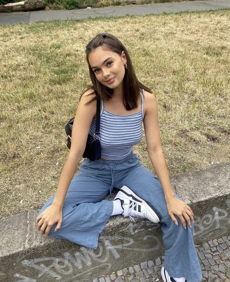 Emma Aurora, Adidas Forum, Adidas Outfit, Insta Photo Ideas, Looks Vintage, Western Outfits, College Outfits, Spring Summer Outfits, Outfits Casuales