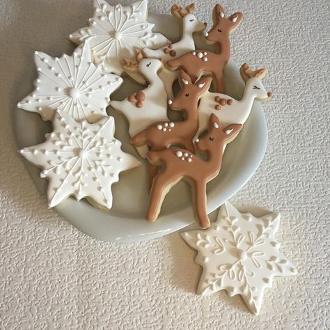 Christmas Deer Cookies, Deer Gingerbread Cookies, Deer Royal Icing Cookies, Deer Sugar Cookies Decorated, Reindeer Christmas Cookies, Reindeer Sugar Cookies Decorated, Deer Cookies Decorated, Deer Sugar Cookies, Gingerbread Deer