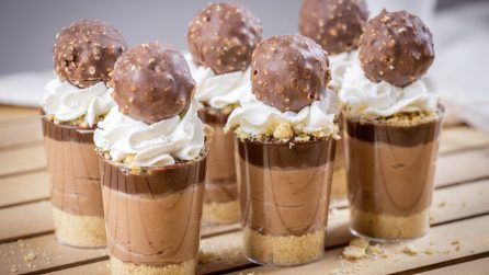 Mini Dessert Shooters, Dessert Shooters Recipes, Shot Glass Desserts, Chocolate Parfait, Mini Dessert Recipes, Dessert Cups Recipes, Dessert Mini, Parfait Cups, Dessert Shooters