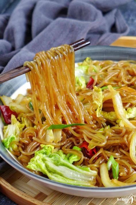 Cook this classic Chinese dish made of silky glass noodles tossed with crunchy napa cabbage in a flavourful braising sauce. It is quick, tasty, and filling! Sweet Potato Glass Noodles Recipe, Napa Cabbage Recipes, Glass Noodles Recipe, Asian Noodle Dishes, Asian Noodle Recipes, Glass Noodles, Napa Cabbage, Chinese Dishes, Cabbage Recipes