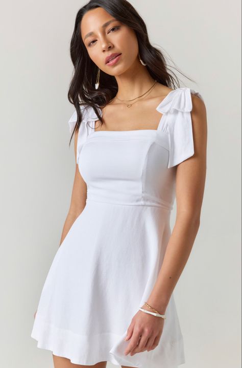 Simple Grad Dresses Grade 8, Cute Graduation Dresses High School, White Graduation Dress High School, Graduation Dress University, Graduation White Dress, Middy Dress, Graduation Dress High School, Medi Dress, 29 Birthday