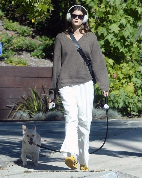 Pale Blue Jeans, Irina Shayk Style, Kaia Gerber Style, Hudson New York, Alia Bhatt Photoshoot, Spring Fits, Kaia Gerber, Onitsuka Tiger, Famous Models