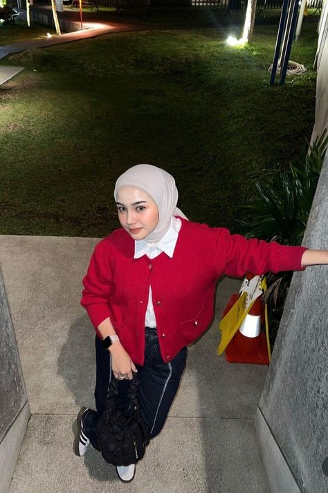 Follow Me ! Ootd Rok Hijab Remaja Outfit  Jeans #ootd #hijab #remaja Outfit Baju Merah, Red Hijab Outfit, Maroon Sweater Outfit, Red Tshirt Outfit, Casual Outfits Hijab, Ootd Sweater, Outfit Ngampus, Casual Tshirt Outfit, Maroon Outfit