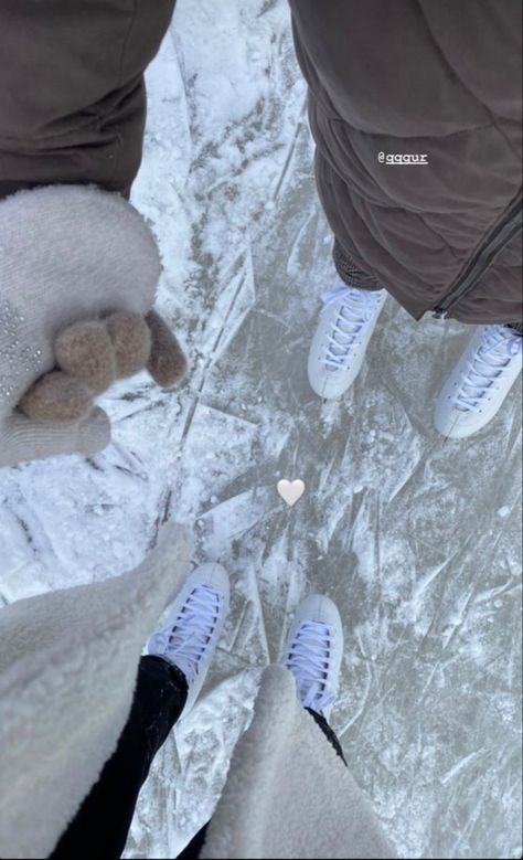 متحف فني, Skating Aesthetic, Aesthetic Couple, I Love Winter, Winter Love, Christmas Feeling, Skating Outfits, Christmas Wonderland, Winter Girls