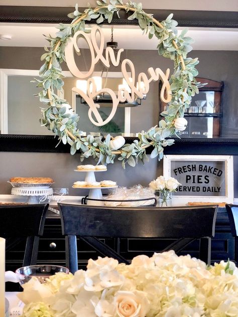 Farmhouse Baby Shower, Flower Baby Shower Theme, Baby Wreath, Baby Shower Vintage, Elegant Baby Shower, Baby Shower Inspiration, Baby Shower Flowers, Shower Food, Rustic Baby