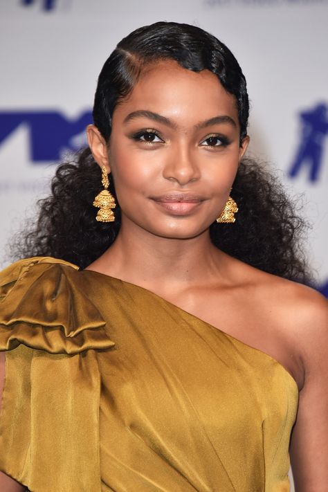 Yara Shahidi Hairstyles, Finger Wave Hair, Slicked Back Ponytail, Yara Shahidi, Red Carpet Hair, Pelo Afro, Long Black Hair, Low Ponytail, African Hairstyles