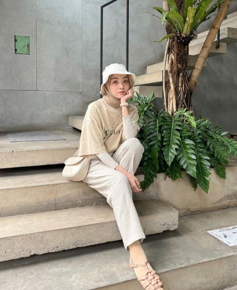 Outfit Hijab Pantai Simple, Picnic Outfit Hijab, Ootd Pantai Hijab Simple, Ootd Mantai, Outfit Hijab Pantai, Ootd Hijab Pantai, Holiday Outfits Summer, Hijab Fashion Summer, Trendy Shirt Designs