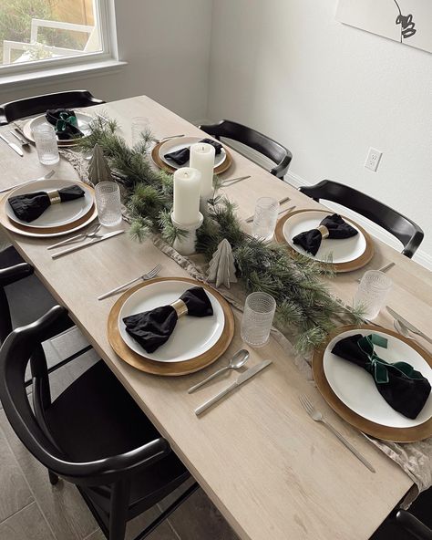 Neutral table decor Black And Cream Table Setting, Black And Neutral Wedding Table Decor, Black And Cream Thanksgiving Table, Modern Christmas Table Black And Cream, Neutral Table Mats, Holiday Table Settings, Holiday Tables, Table Settings, Table Decorations