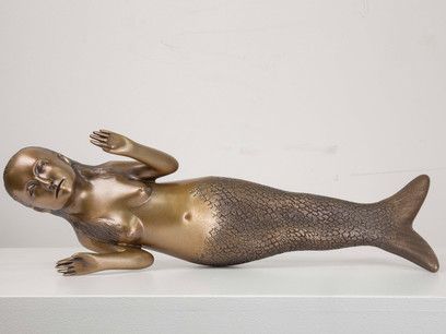 Kiki Smith, Mother, 2013, bronzo|bronze, 15,2 x 50,8 x 7,6 cm, Courtesy the artist and Galleria Continua, San Gimignano / Beijing / Les Moulins Kiki Smith, Walker Art Center, Institute Of Contemporary Art, San Francisco Museums, Louise Bourgeois, Mermaids And Mermen, Whitney Museum, Feminist Art, Literature Art