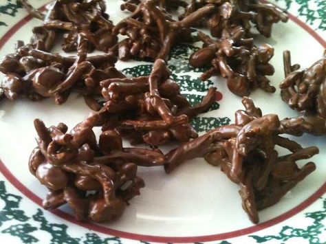 Chinese New year chocolate Chow Mein Noodle Cookies, Noodle Candy, Chocolate Haystacks, Russian Tea Cookies, Holiday Treats Recipes, Chow Mein Noodles, Candy Recipe, Tea Cookies, Holiday Cookie Recipes