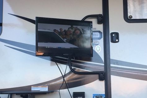 Rv Tv Mounting Ideas, Diy Tv Mounting, Rv Tv Mount, Tv Outside, Outdoor Tv Mount, Outdoor Tv Enclosure, Rv Tv, Tv Set Up, Tv Mounted