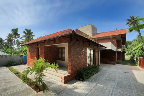 The Brick House / Srijit Srinivas - ARCHITECTS | ArchDaily Indian Houses, Brick Homes, Brick Houses, Brick Edging, Farmhouse Designs, Brick Construction, Sustainable Environment, Internal Courtyard, Kerala Houses