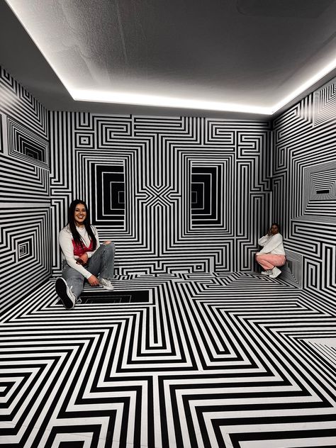 Ames Room Illusion, Twist Museum London, Clown Wedding, Photography Studio Design, Diy Graffiti, Illusions Art, Gym At Home, Optical Illusions Art, Illusion Art