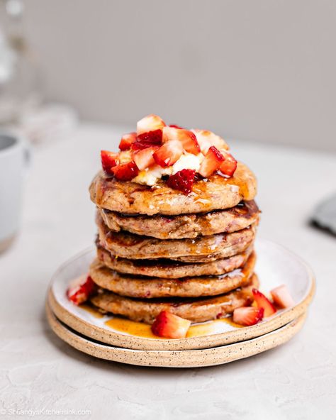 Easy Vegan Strawberry Oatmeal Pancakes made all in one blender and sweetened only with ripe bananas. You can drizzle these vegan pancakes with warm maple syrup for the extra touch of sweetness when serving. This fluffy stack of dairy free pancakes will jumpstart the best morning for you. Even better, they are also toddler-approved and freezer-friendly for when you need a quick breakfast warmed up on a busy weekday! Oat Pancakes Vegan, Strawberry Pancakes Recipe, Pancake Roll, Dairy Free Pancakes, Pancakes Vegan, Strawberry Pancakes, Strawberry Oatmeal, Soy Free Vegan, Best Morning