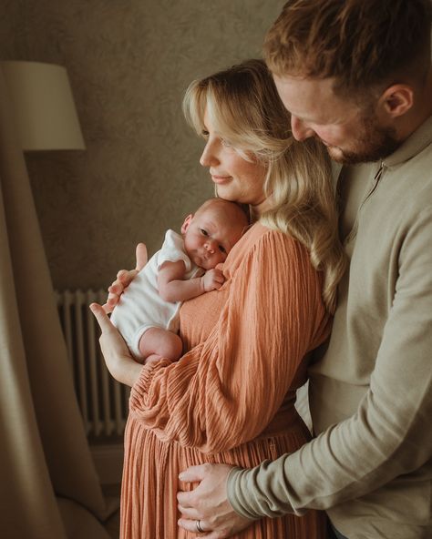 No better way to inch my feed into Autumn than with the beautiful tones from this cosy in home newborn session. Only 7 newborn slots available for the remainder of 2024. Bring on the babies ✨ #newbornphotography #manchesternewbornphotographer #manchesternewbornphotography Newborn Lifestyle Shoot At Home, Newborn Baby Photoshoot At Home, Home Newborn Photoshoot Ideas, Posing With Newborn, Fall Newborn Family Photos, Family Of 4 Newborn Pictures At Home, In Home Lifestyle Newborn Photos, At Home Family Photos, Simple Newborn Photos At Home