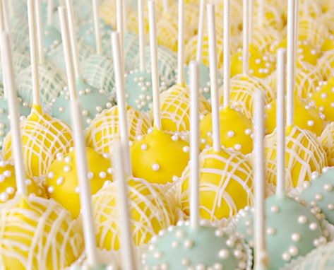 Will Starbucks Kill The Cake Pop? - Honest Cooking Yellow Cake Pops, Baby Shower Cookies Neutral, Blue Cake Pops, Starbucks Cake Pops, Starbucks Cake, Cake Pop Decorating, Baby Shower Cake Pops, Pops Cake, Baby Shower Treats