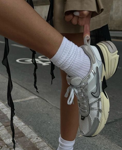 Sneaker Website, Retro Running Shoes, Athleisure Shoes, Dad Sneakers, Aesthetic Shoes, Trending Sneakers, Swag Shoes, Gym Shoes, Sneakers Outfit