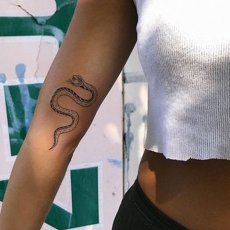 Slytherin Tattoo, Diy Tattoo Permanent, Paris Tattoo, Tattoo Diy, Awareness Tattoo, Typography Tattoo, Serpent Tattoo, Tattoo Minimalist, Tattoo Zeichnungen