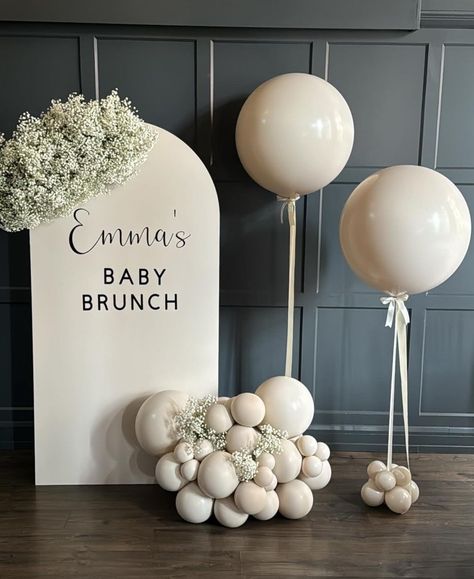 Simple Balloon Backdrop Ideas, Minimal Balloon Decor, Baby Shower Baloon Arch, Neutral Backdrop Ideas, Simple Baby Shower Backdrop Ideas, Cafe Baby Shower Ideas, Babies Breath Baby Shower Ideas, Baby Shower Backdrop No Balloons, Baby Breath Baby Shower Decor